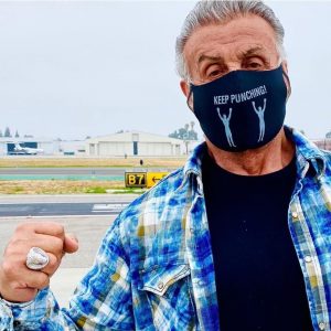 Sylvester Stallone porte son masque covid « keep punching » pour l’anniversaire de sa fille