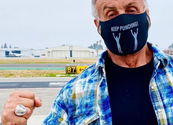 Sylvester Stallone porte son masque covid « keep punching » pour l’anniversaire de sa fille