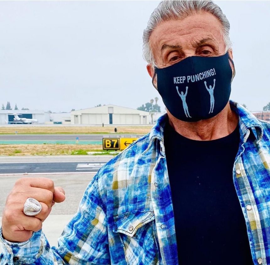 Sylvester Stallone porte son masque covid « keep punching » pour l’anniversaire de sa fille