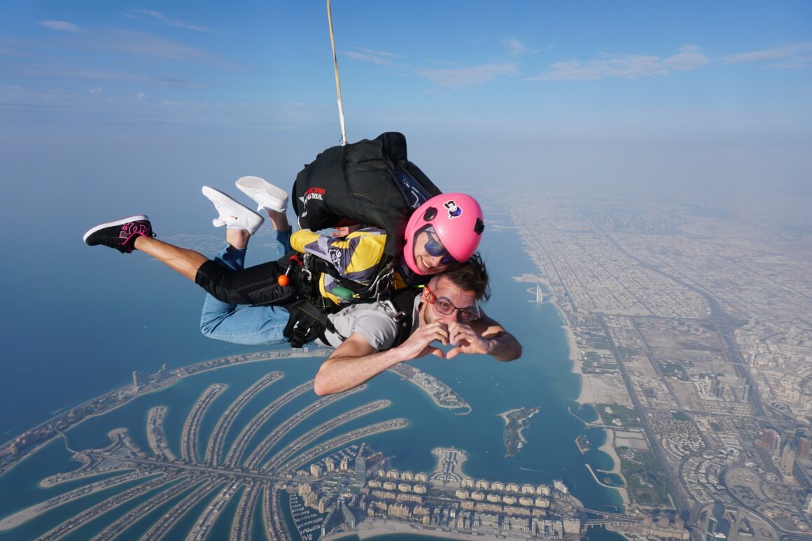 Nej Douma alias Profiskills saute en parachute a Dubai